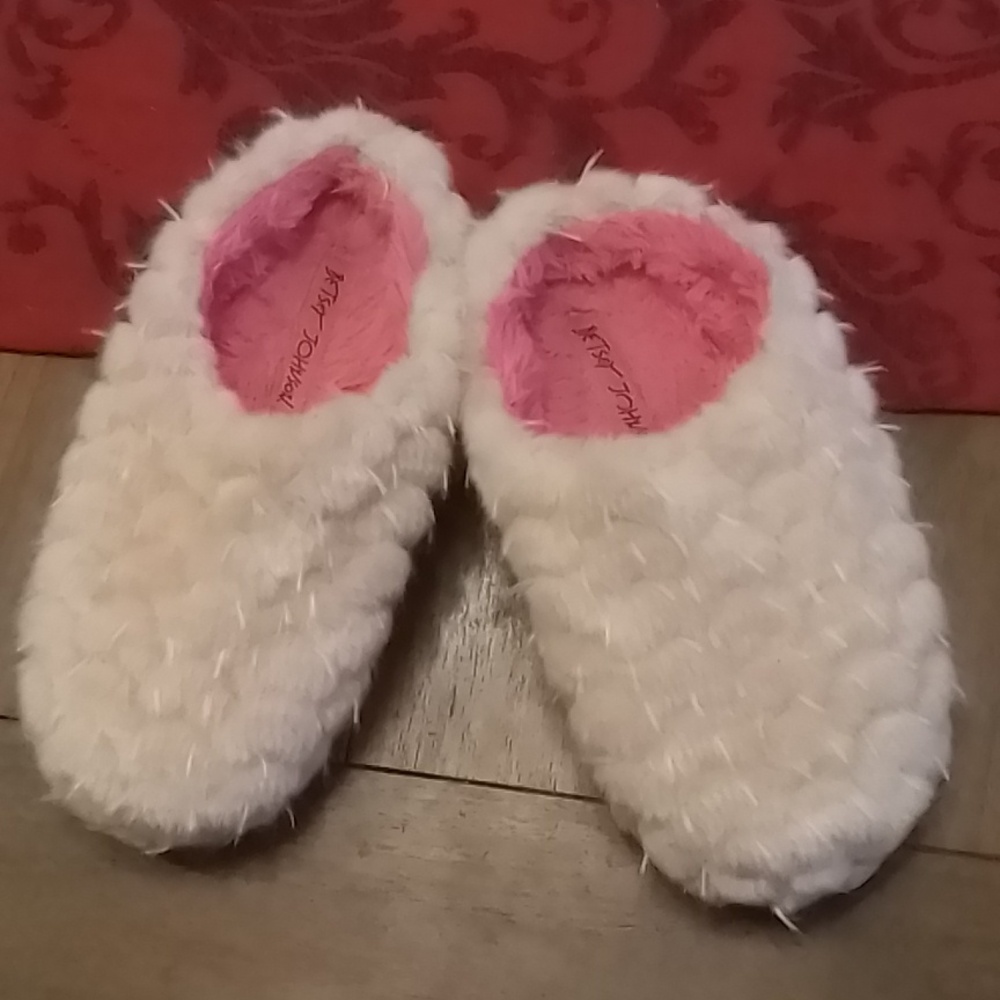 Betsey Johnson slippers, peach & hot pink size 5/6